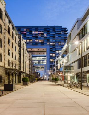 Verlichte appartementsblokken bij schemering