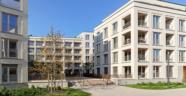 Stadsgezicht van een woonwijk met moderne appartementsgebouwen, nieuw groen stedelijk landschap in de stad.