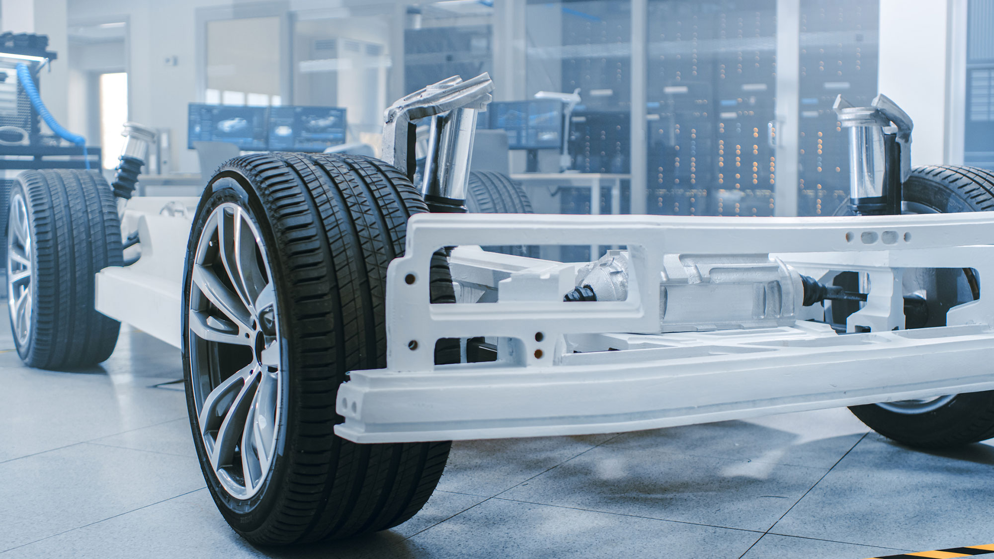 Chassis eines Elektroautos in einer modernen Produktionsumgebung eines Automobilherstellers