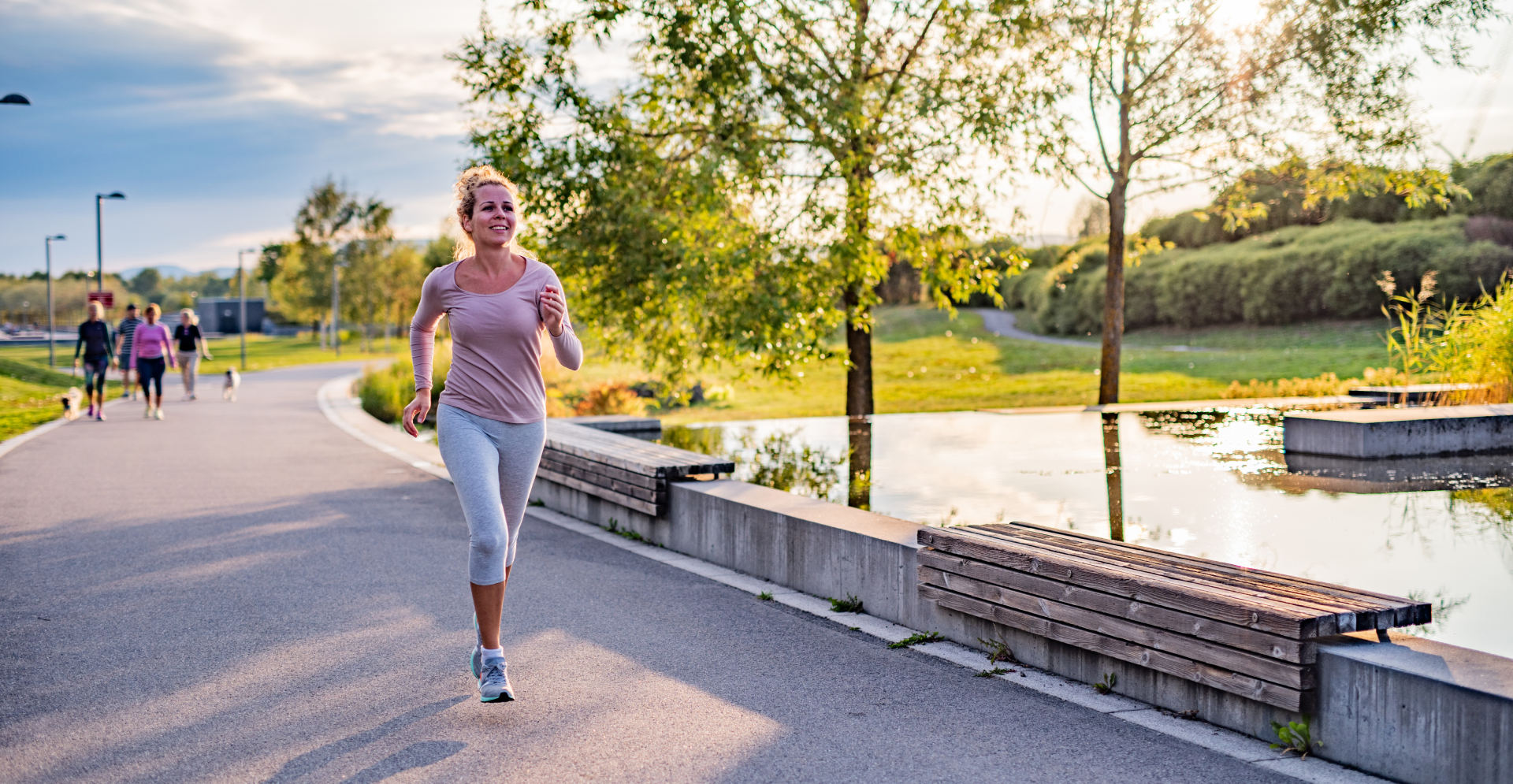 Vrouw die aan het hardlopen is door het park.