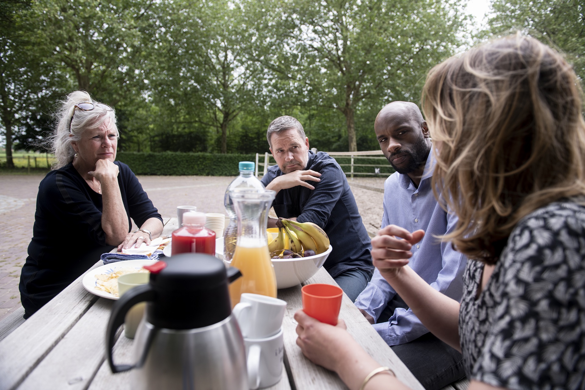 Overleg buiten aan een picknicktafel. In zogenaamde ‘Keukentafelgesprekken’, informeren wij jou als betrokkene over de plannen en halen we jouw wensen en eisen op.