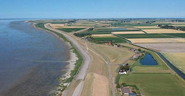Wat doet een omgevingsmanager nou eigenlijk Luchtfoto van de omgeving langs de landelijke kustgebied.