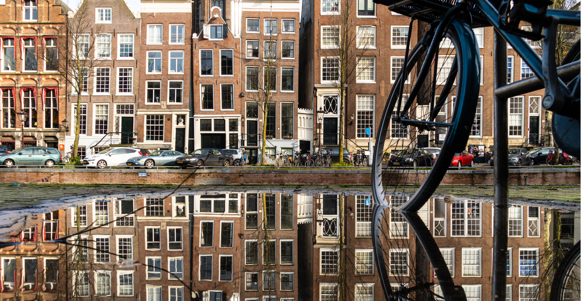 Straat blank na hevige regen 