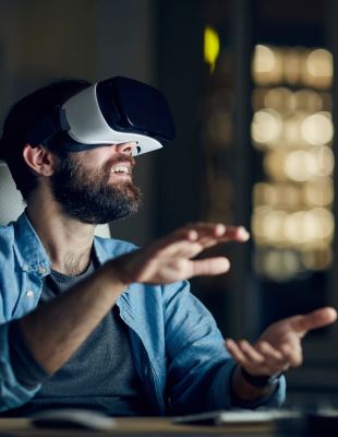 Arcadis gebruikt Digital twins voor mobiliteit gebouwen en milieu Man met VR-bril bekijkt een digital twin. Arcadis gebruikt Digital twins voor mobiliteit gebouwen en milieu