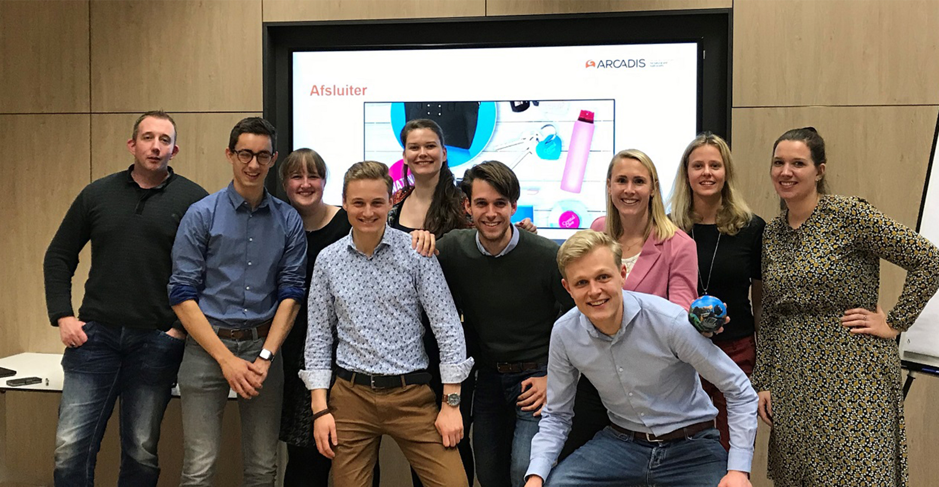 Groep die meedeed aan traineeship bij Arcadis poserend voor de foto