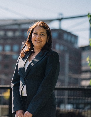 Rosilena werkt als elctrical design engineer