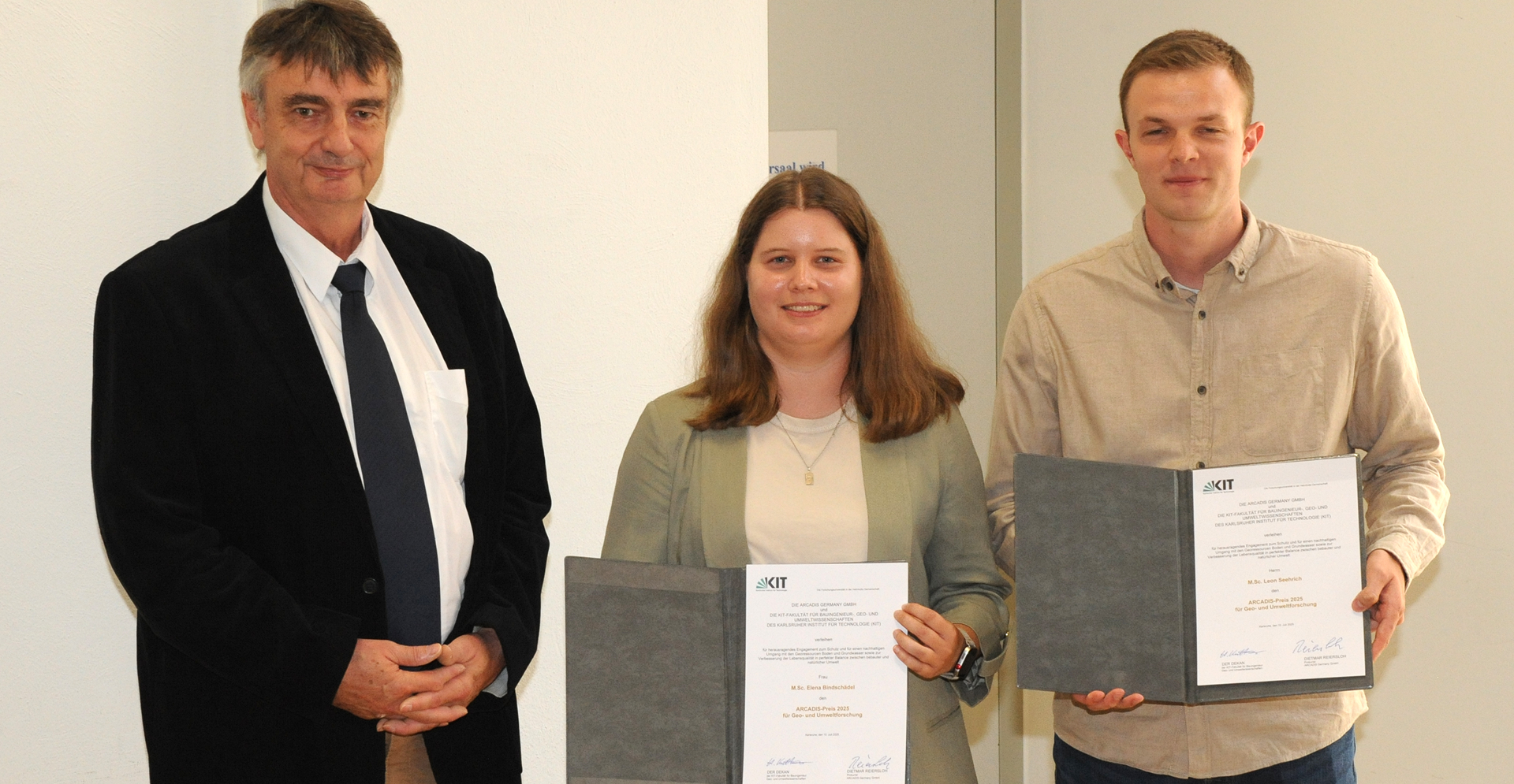 vizualisation of the 2 award winners next to Dietmar Reiersloh