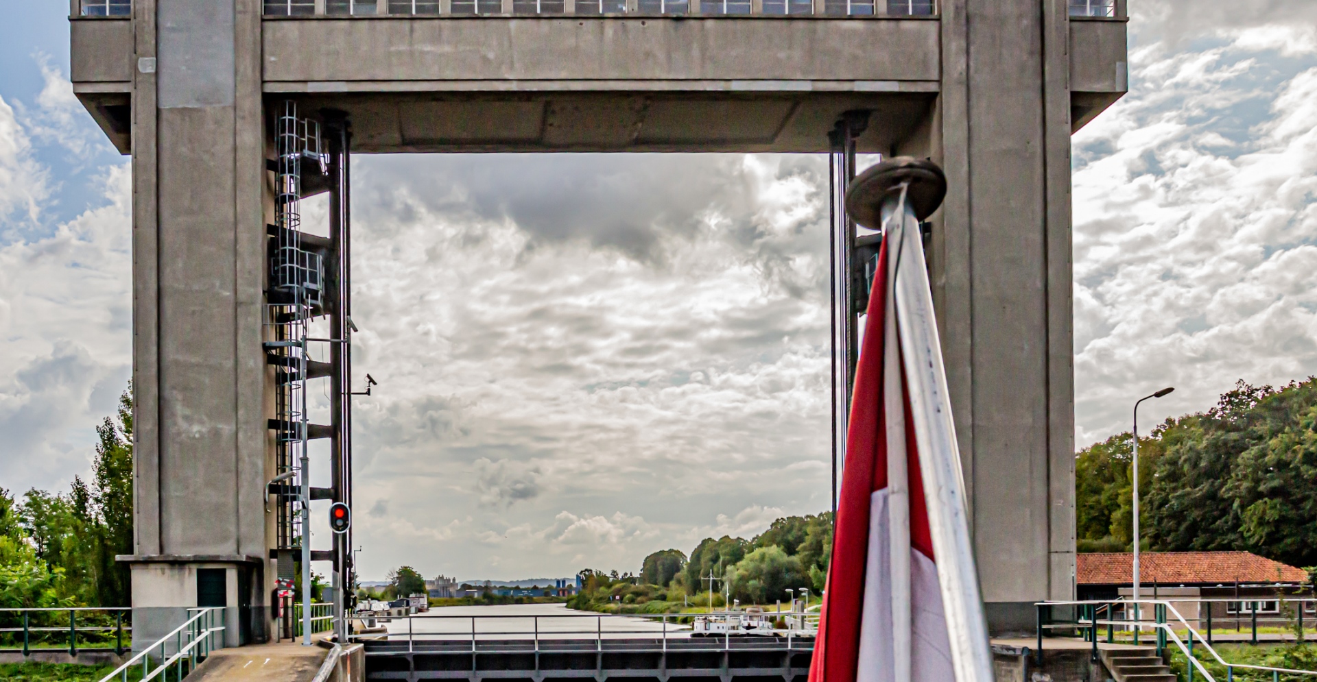 Bosscherveld sluis met toegangspoort voor de rivier de Maas met het Zuid-Willemsvaart kanaal