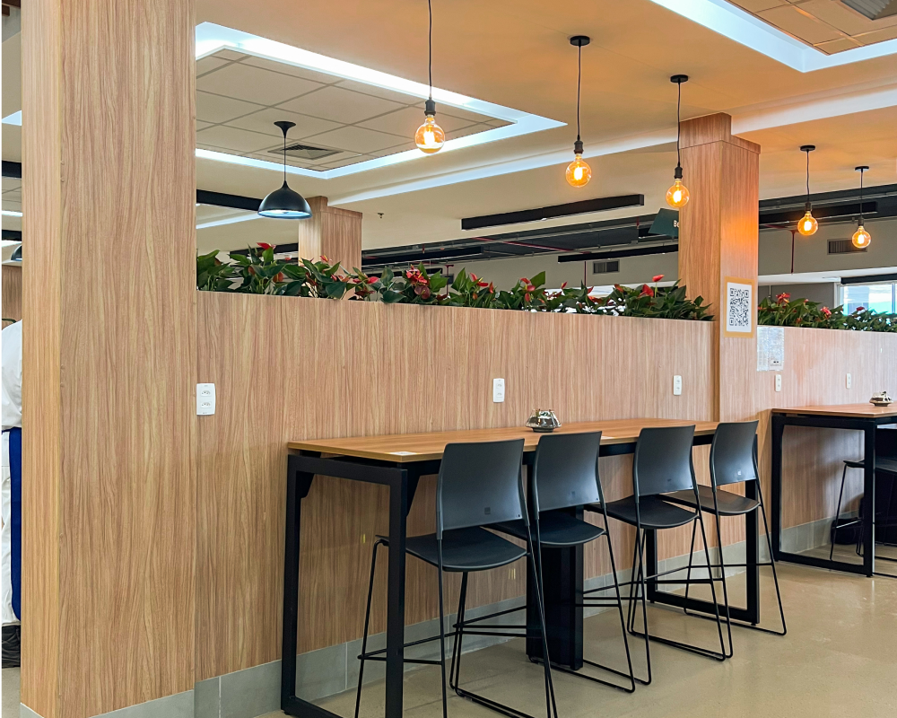 Room featuring tables and chairs centrally placed.