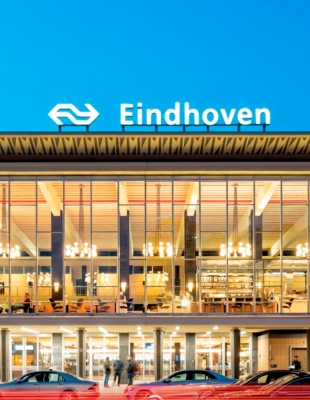 Architecten van Arcadis Architectuur van Station Eindhoven bij zonsondergang