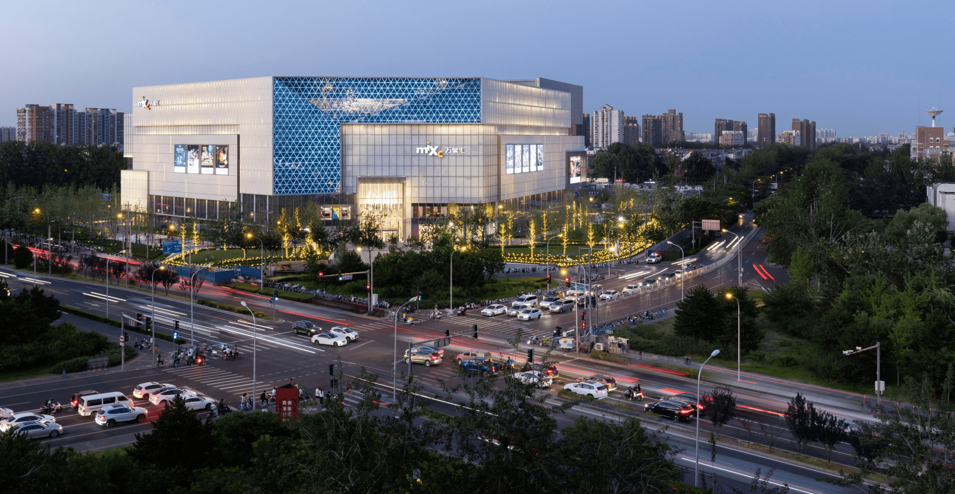 凯谛思建筑与规划团队以“城市视窗”为概念，将西三旗万象汇与自然元素相融合，打造沉浸式消费环境，引领商业升级。