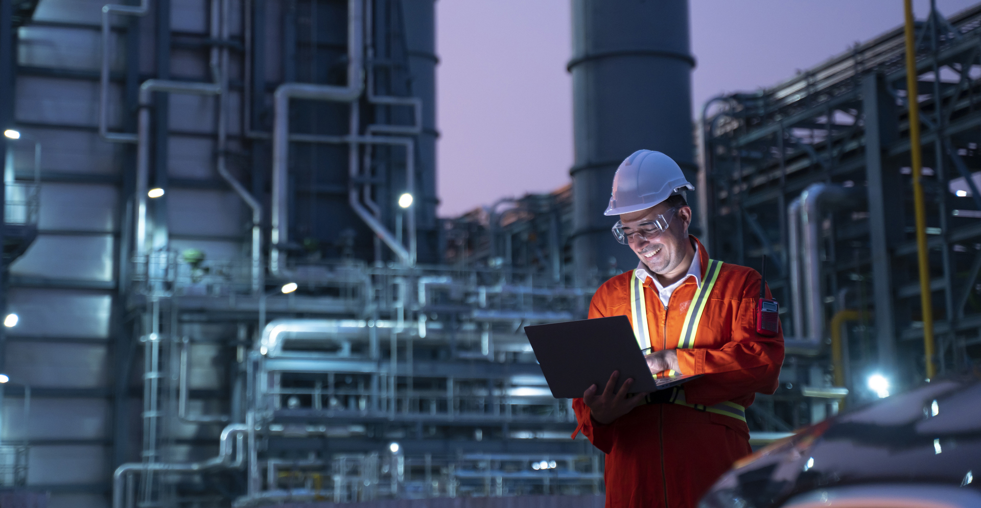 Ingenieur bezoekt industriële site in veiligheidskledij.