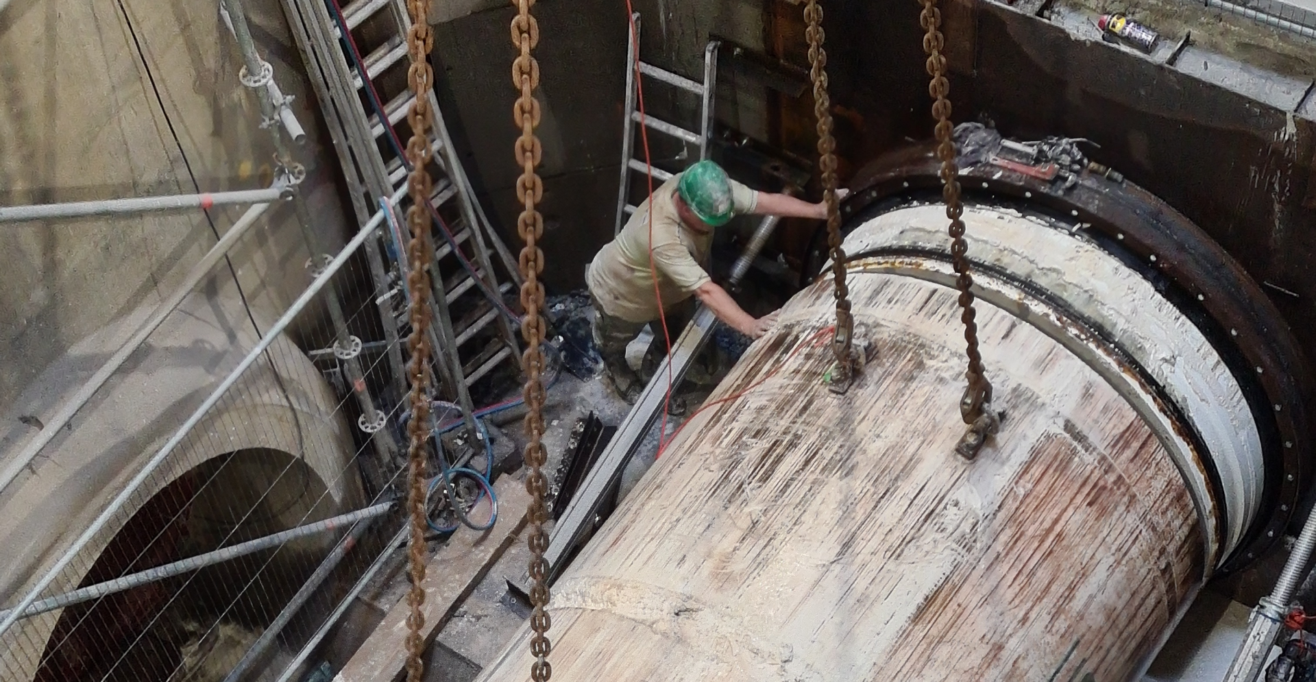 Tunnelboormachine legt pijpleiding aan tussen luchthaven Luik en de Maas