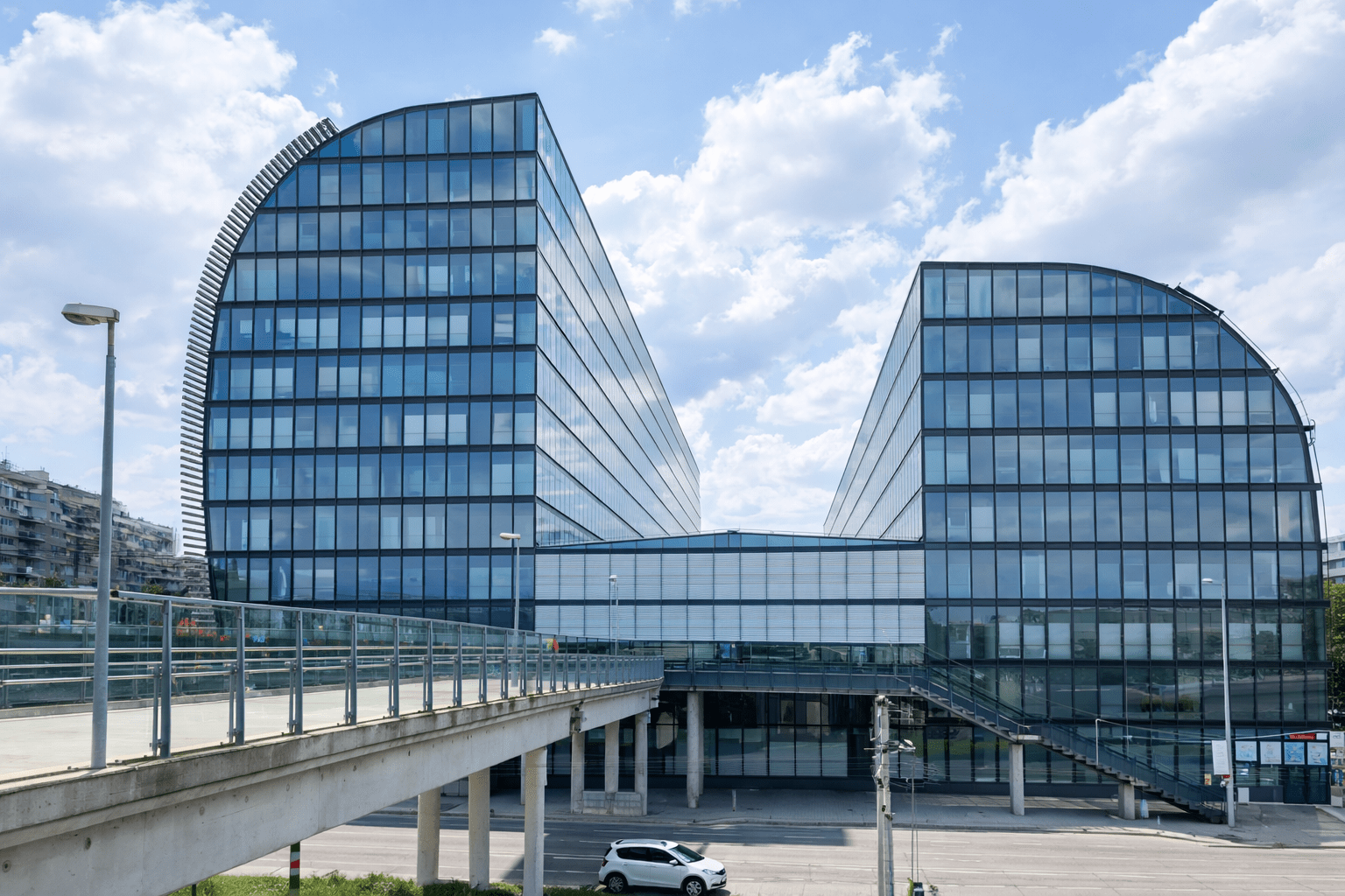 Rivergate in Wien, Österreich – Bürogebäude mit BREEAM Bestand AT Zertifizierung und Bewertung „Herausragend“. Keywords: Rivergate Wien, BREEAM Zertifizierung, BREEAM Bestand AT, Nachhaltige Bürogebäude Wien, Herausragend BREEAM Bewertung, Büroimmobilien Wien, Nachhaltigkeit Immobilien, Klimaresiliente Bürostandorte, BREEAM Zertifikat Österreich, Nachhaltige Gewerbeimmobilien, CO2-reduzierte Bürogebäude, Gebäudezertifizierung Wien, Nachhaltigkeitsstandard BREEAM, Hochwertige Büroimmobilien Wien
