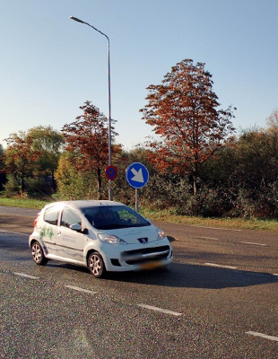 Uitvoering van een automatische detectie van schade aan wegen door middel van camera in auto die schade detecteert.