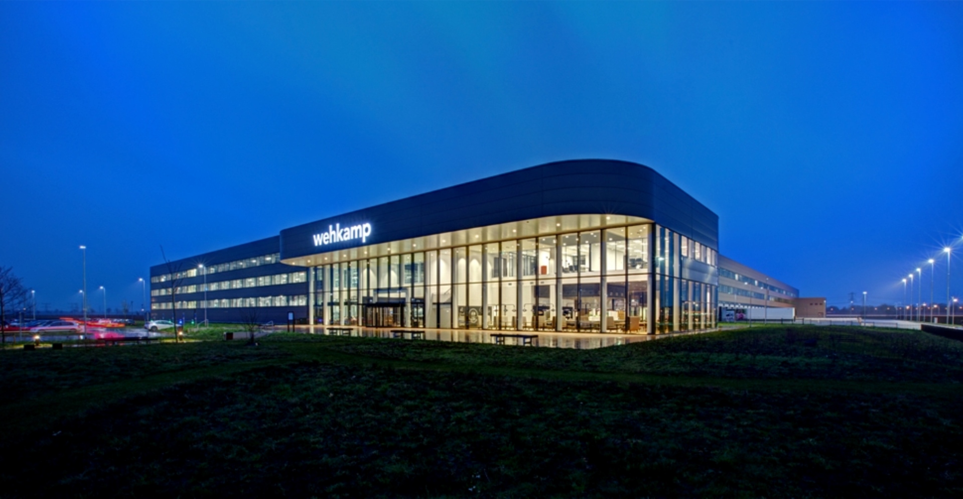 Duurzaam distributiecentrum van Wehkamp bij zonsondergang met prachtige blauwe lucht op de achtergrond