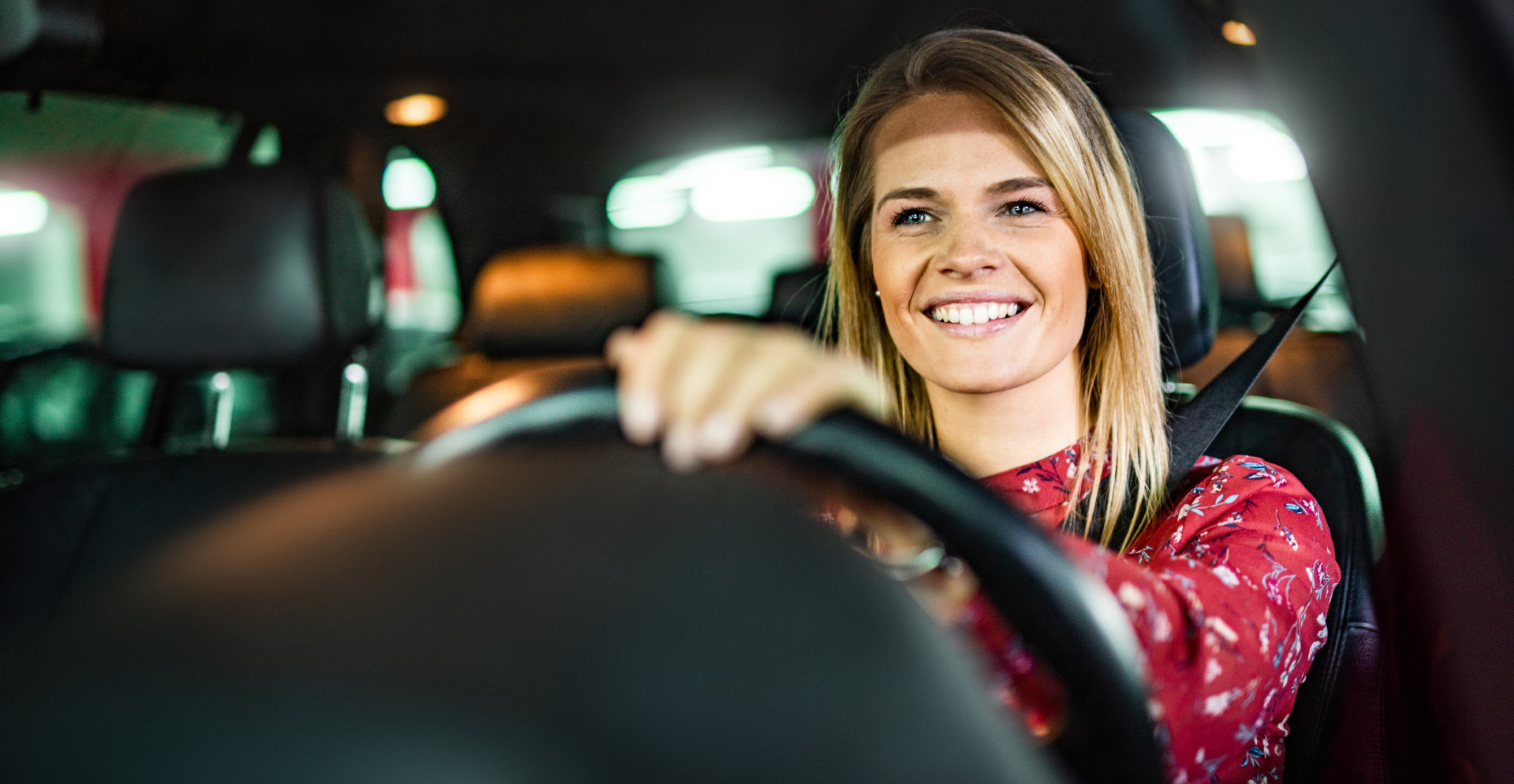Blije vrouw achter het stuur van haar auto omdat ze niet meer in de file staat. Arcadis en verbreden A27 Hooipolder
