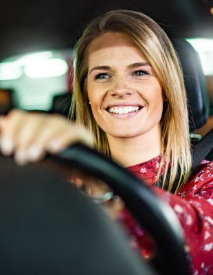 Filevrij rijden op bredere A27 Blije vrouw achter het stuur van haar auto omdat ze niet meer in de file staat. Arcadis en verbreden A27 Hooipolder