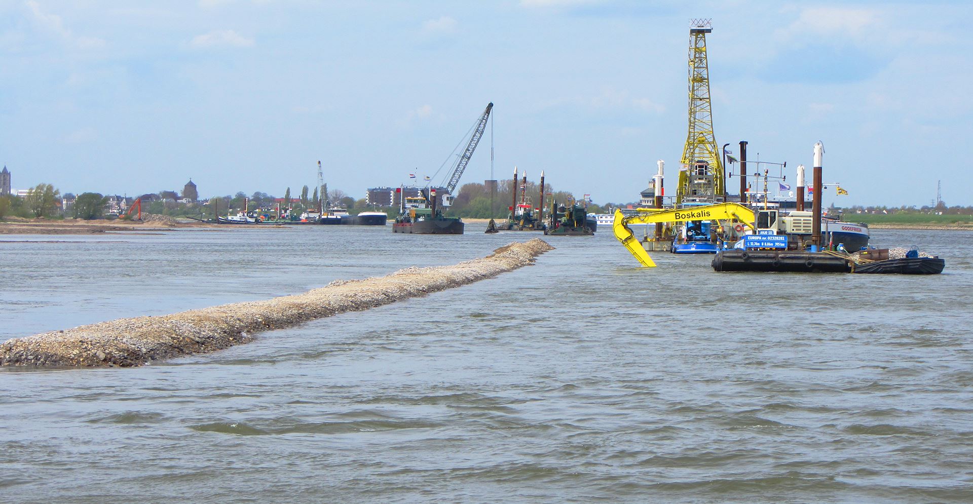 Werkzaamheden op het water met drijvende graafmachine op de Waal.
