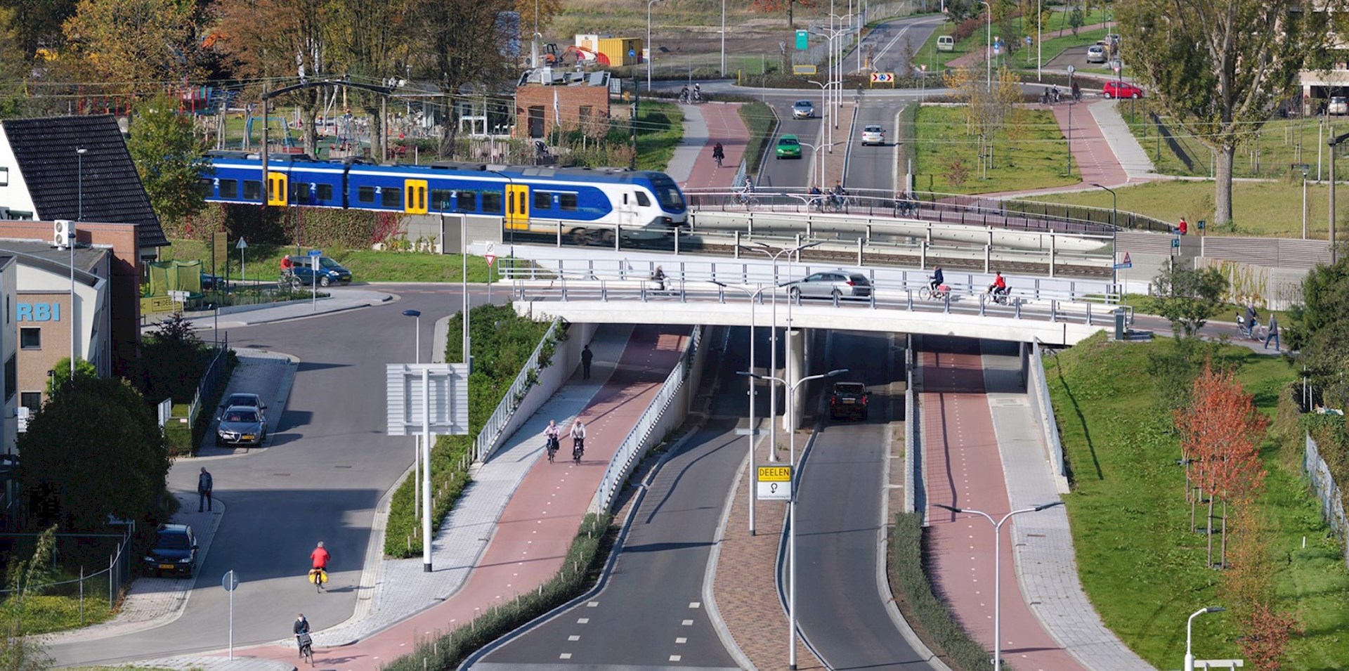 Trein die over de nieuwe onderdoorgang in Helmond rijdt.