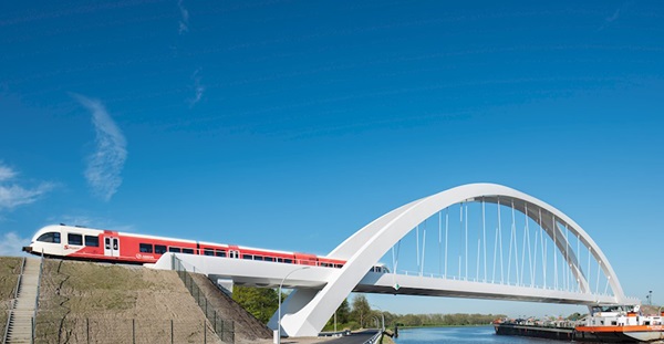 Nieuwe spoorbrug bij Zuidhorn Nieuwe witte spoorbrug bij Zuidhorn vanaf de zijkant bekeken op het moment dat er een trein net overheen is.