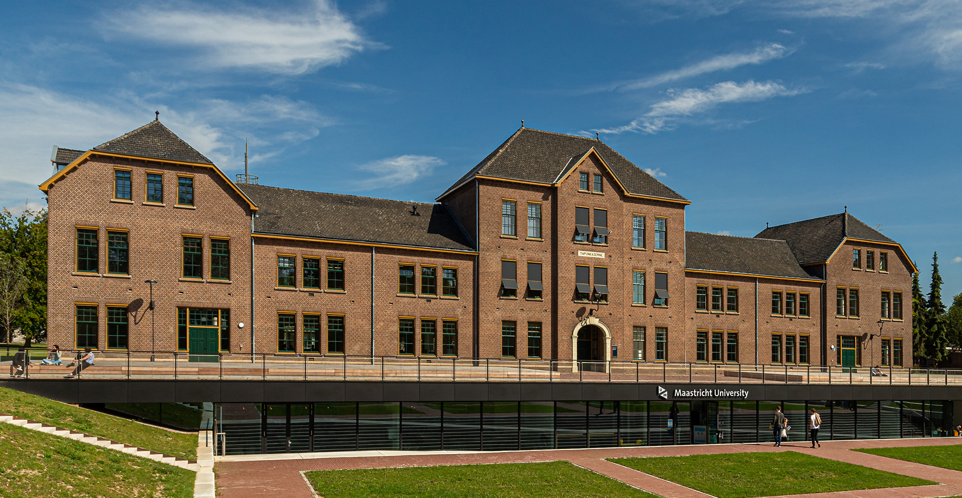 Voorgevel van het gebouw van Maastricht university