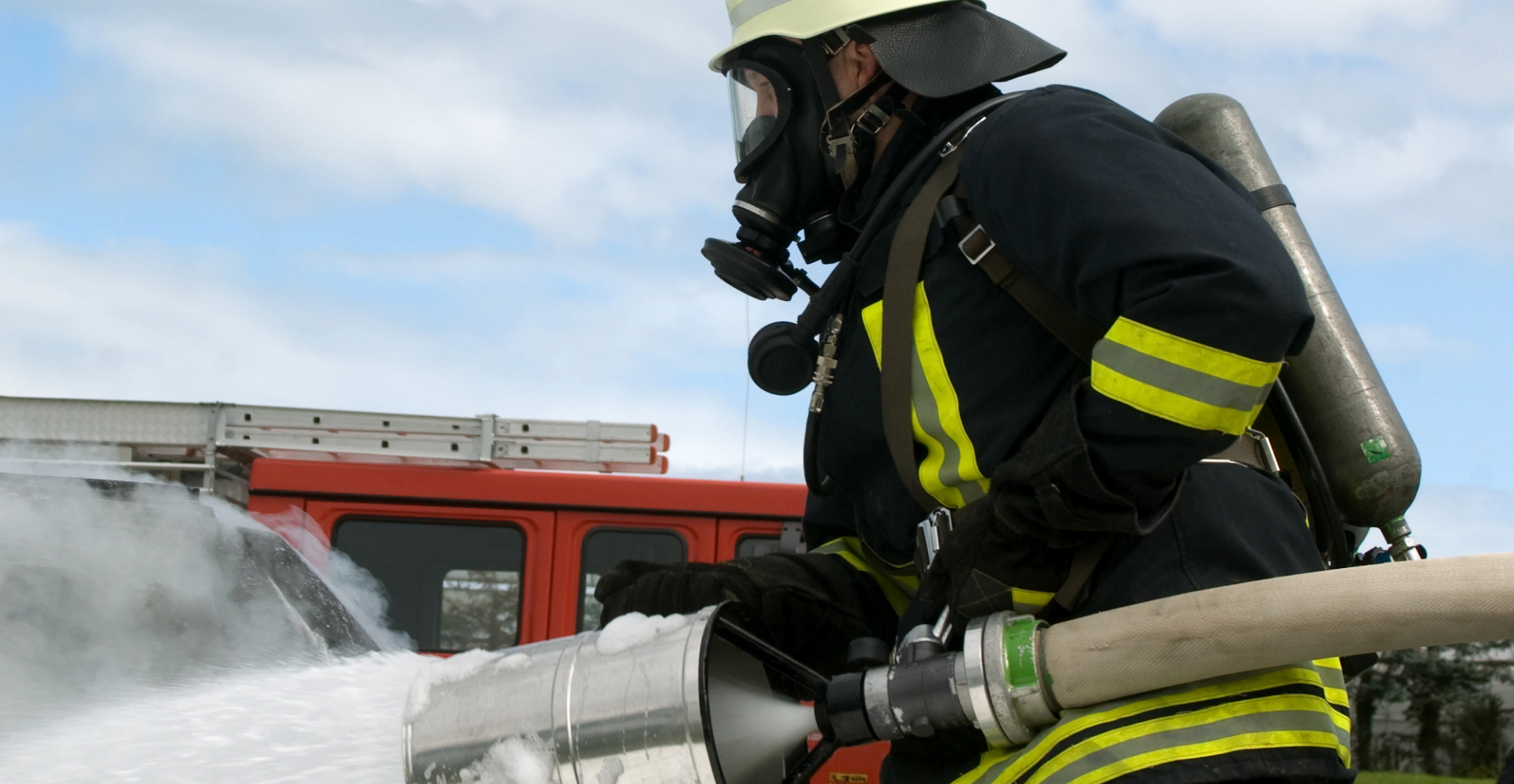 Twee brandweerlieden die een brand proberen te blussen