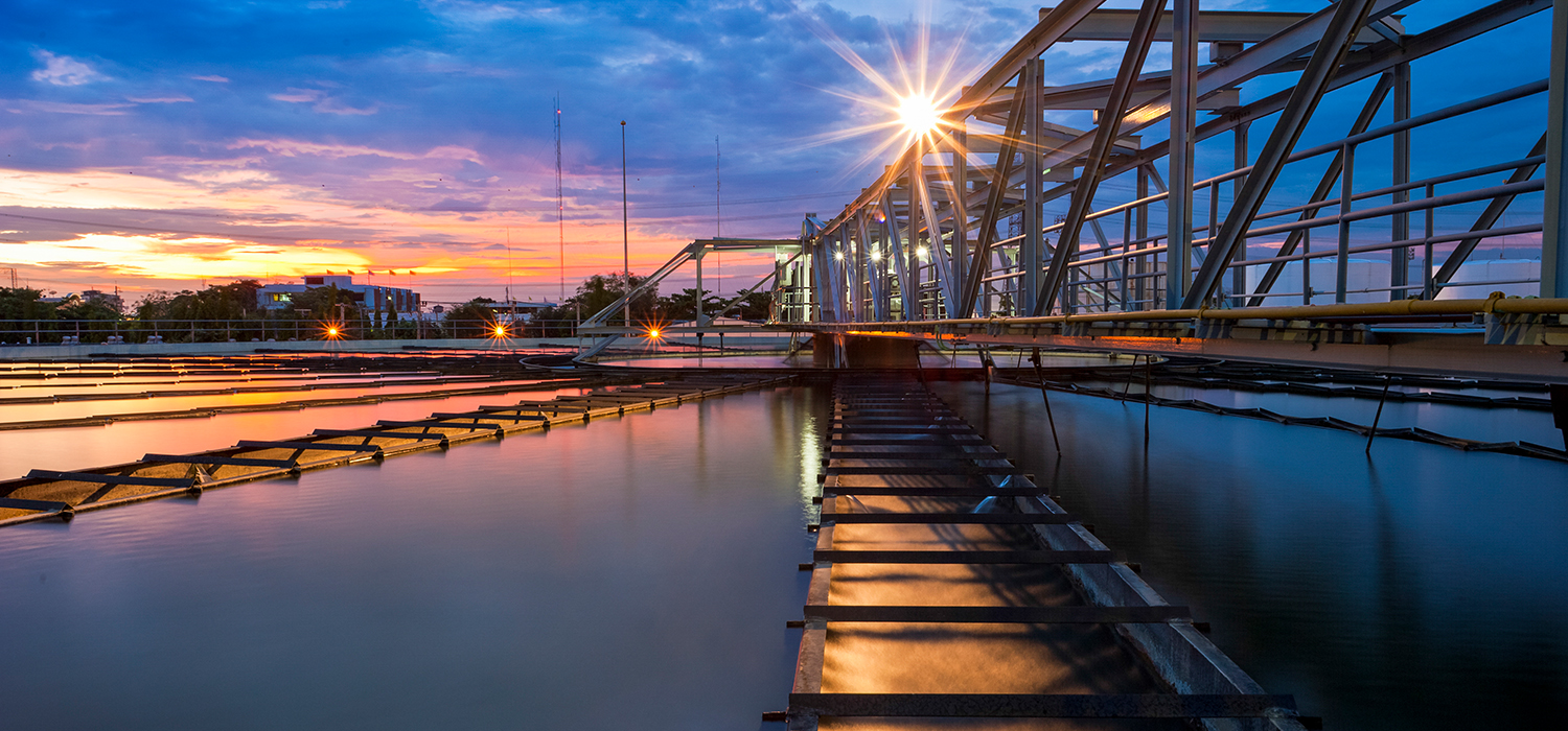 Rioolwaterzuiveringsinstallatie bij zonsondergang